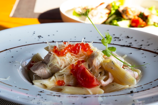 Pasta mit Lachs und rotem Kaviar, Delikatessen, Meeresfrüchte im Restaurant