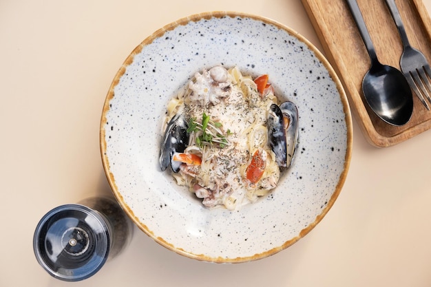 Foto pasta mit meeresfrüchten in zartem sahnesauce von oben