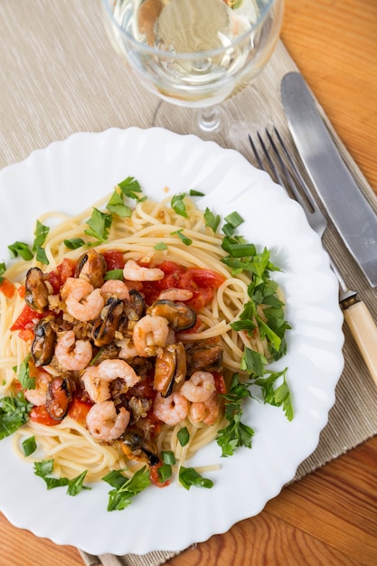 Pasta mit Meeresfrüchten und Weißwein auf Serviette