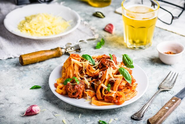 Foto pasta mit mini-fleischbällchen