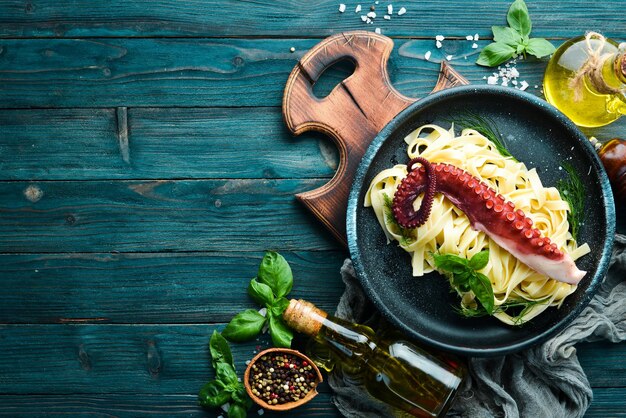 Pasta mit Oktopus auf einer Steinplatte Draufsicht Freier Kopierplatz