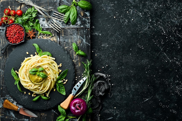 Pasta mit Pesto-Sauce Basilikum und Pinienkernen Italienisches Essen Draufsicht