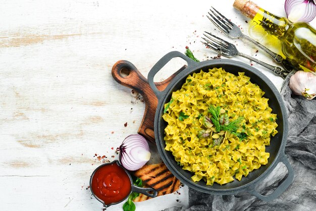 Pasta mit Pesto-Sauce Instant-Kochen in einer Pfanne Draufsicht Freier Platz für Ihren Text Rustikaler Stil