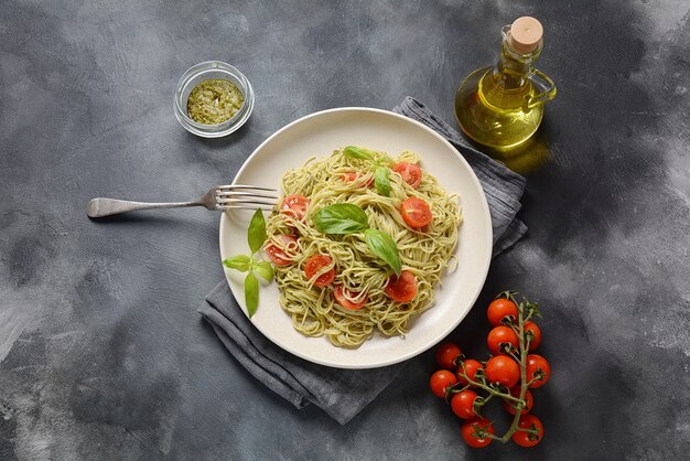 Pasta mit Pesto-Sauce und frischem Basilikum