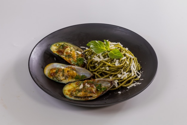 Pasta mit Pesto-Sauce und gebackene Muscheln mit Käse