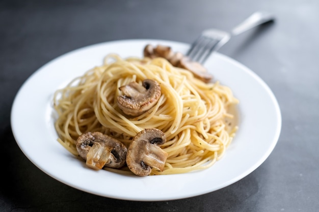 Pasta mit Pilzen auf schwarz