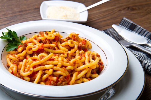 Pasta mit Sauce Bolognese und Kräutern