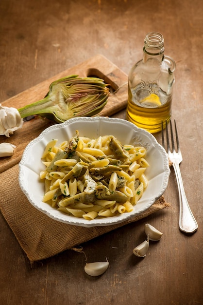 Pasta mit sautiertem Artischocken-Knoblauch und Olivenöl