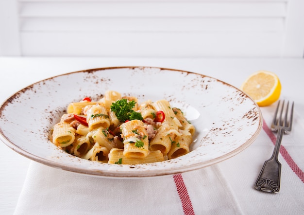 Pasta mit Thunfisch, Chili und Petersilie