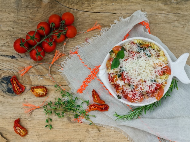 Pasta mit Tomaten und Basilikum