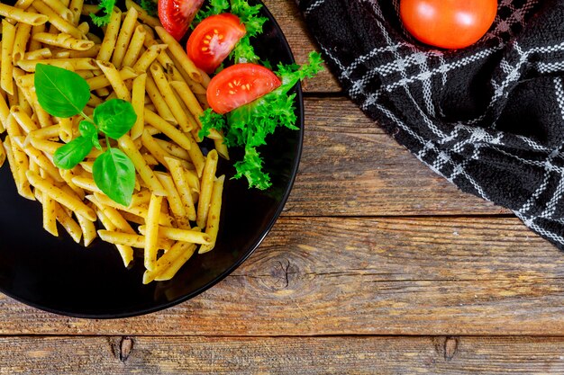 Pasta mit Tomaten und Basilikum