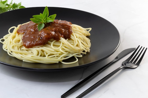 Pasta mit Tomatensauce Basilikumblatt oben Selektiver Fokus