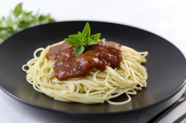 Pasta mit Tomatensauce Basilikumblatt oben Selektiver Fokus