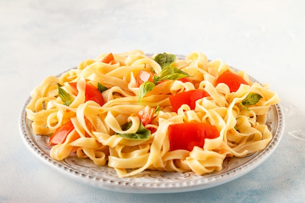 Pasta mit Tomatensauce mit Basilikum serviert