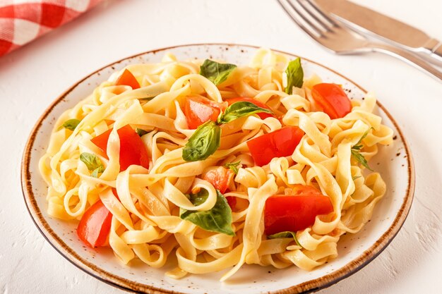 Pasta mit Tomatensauce mit Basilikum serviert