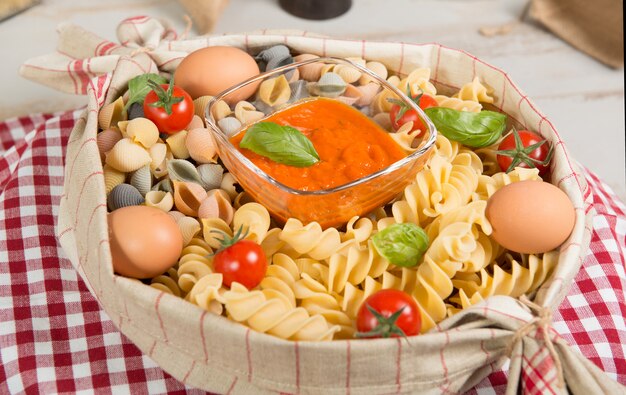 Pasta mit Tomatensauce und Kirschtomaten