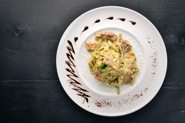 Pasta mit weißen Champignons und Sahnesauce Tagliateli italienische Küche Freier Platz für Ihren Text Ansicht von oben