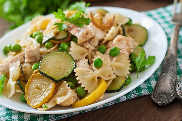 Pasta mit Zucchini, Hähnchen und Erbsen