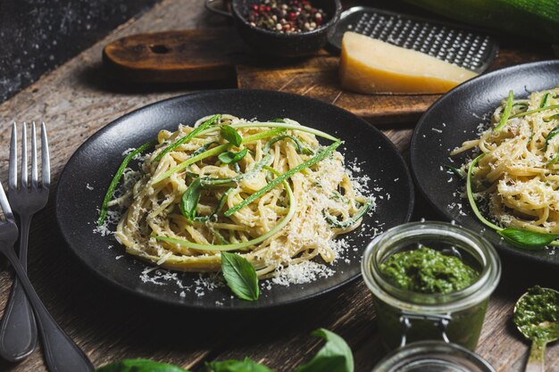 Pasta mit Zucchini und Sahnesauce