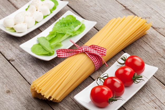 Pasta de mozzarella de tomates y hojas de ensalada verde