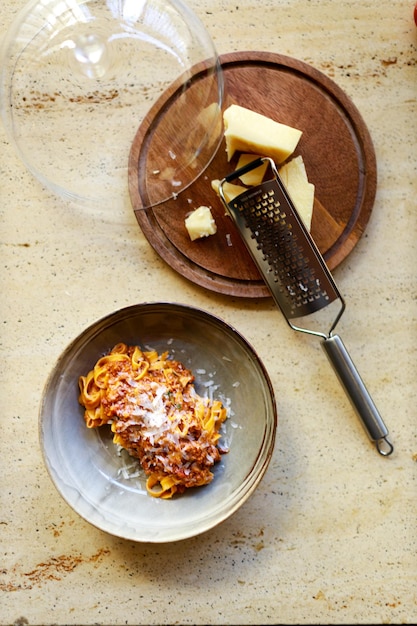 Pasta nacional italiana preparada con salsa boloñesa con queso parmesano