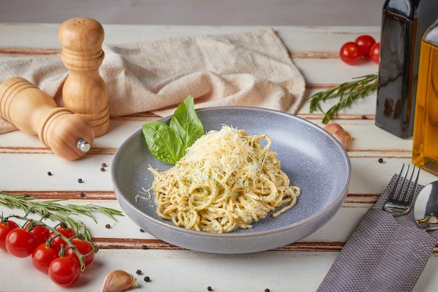 Pasta nata con pesto, madera blanca