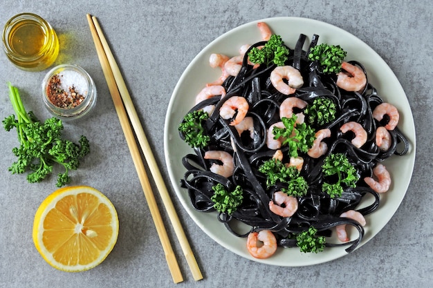 Pasta negra con camarones.