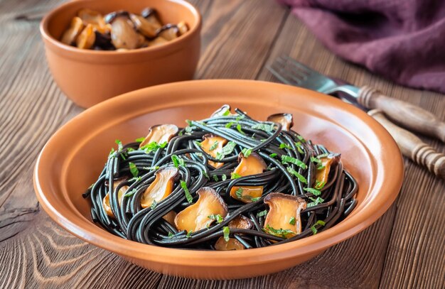 Pasta negra con champiñones