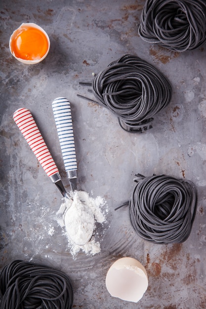 Pasta negra cruda y los ingredientes son caseros, comida italiana espagueti.