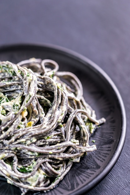 Pasta negra con espinacas, mascarpone y parmesano