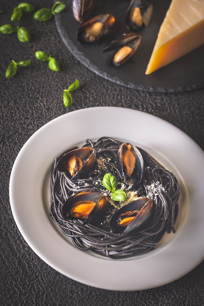 Pasta negra con mejillones y parmesano