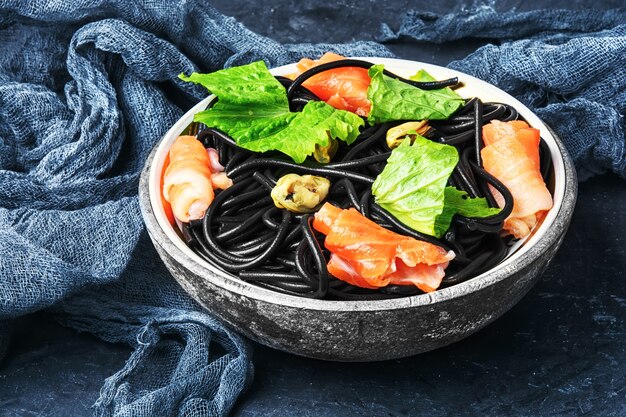 Pasta negra con mejillones y truchas