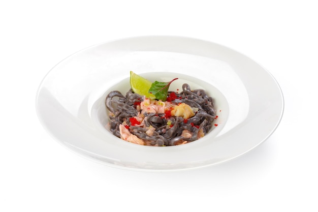 Pasta negra con salmón aislado en blanco