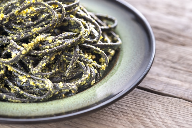 Pasta negra con salsa de pesto