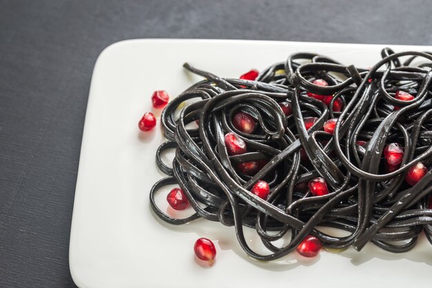 Pasta negra con semillas de granada