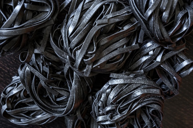 Foto pasta negra con tinta de sepia pasta de sémola de trigo duro con tinta de calamar