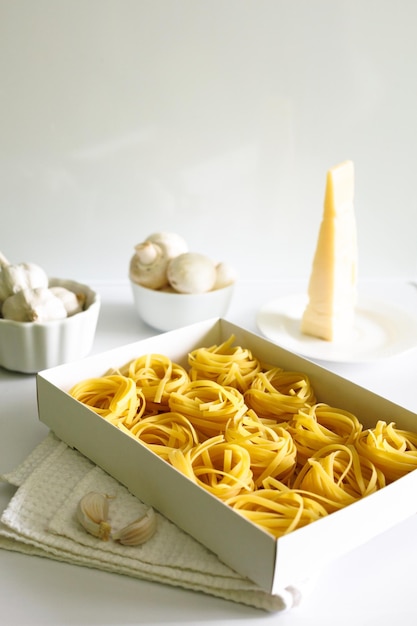 Foto pasta de nido crudo en ingredientes de espagueti de caja de cocina