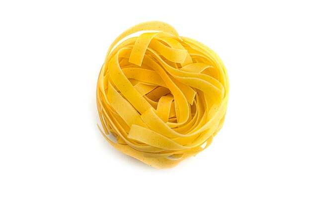 Una pasta de nido de fettuccine cruda.