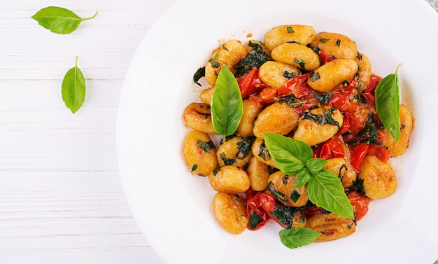 Pasta de ñoquis en estilo rústico