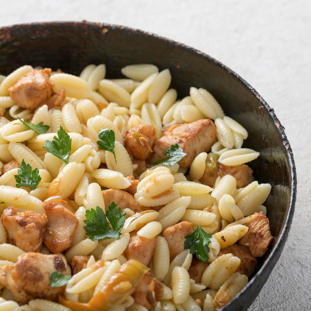 Pasta de ñoquis con primer plano de carne en una sartén cocina italiana