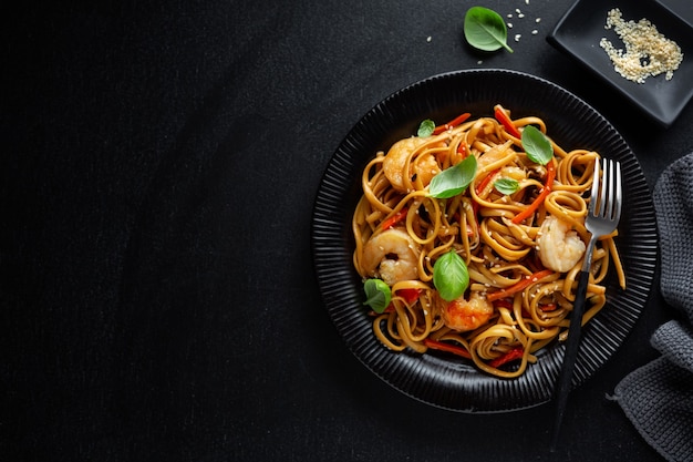 Pasta Nudeln Spaghetti asiatisch mit Garnelen Gemüse und Sesam.