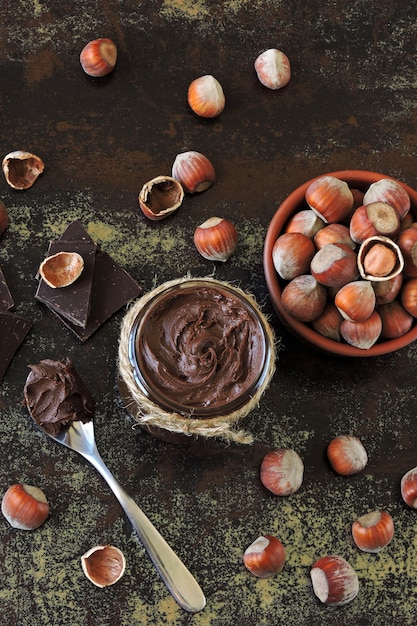 Foto pasta de nueces de chocolate y avellanas sin pelar.