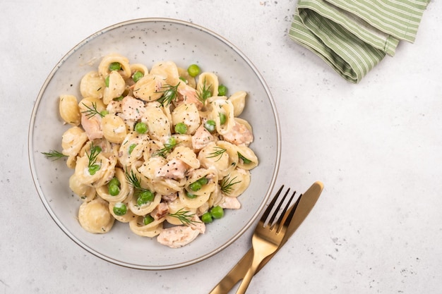 Pasta Orecchiette con salmón ahumado, guisantes verdes y salsa cremosa