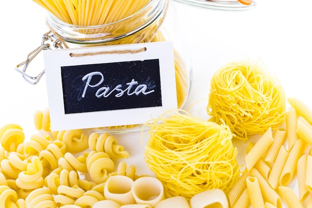 Pasta orgánica amarilla sobre un fondo blanco.