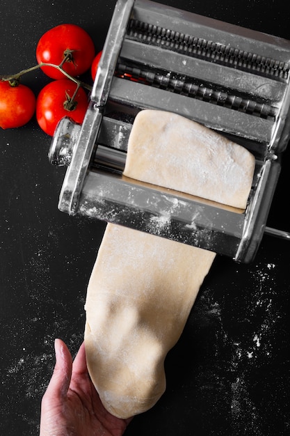 Pasta orgánica casera con ingredientes.