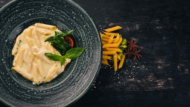 Foto pasta pane mit brie-käse italienische küche draufsicht auf schwarzem holzhintergrund kopierbereich