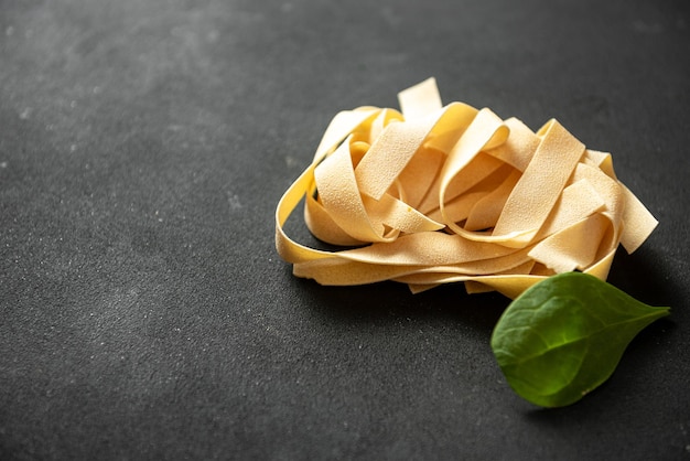 Pasta pappardelle são grandes massas planas muito largas semelhantes ao fettuccine largo originário do re