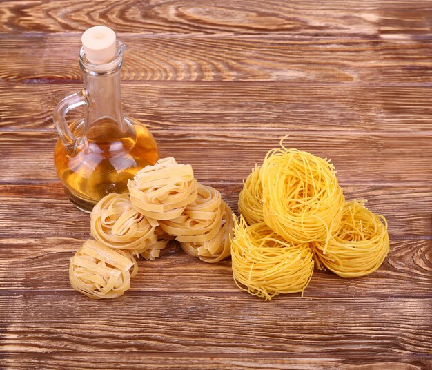 Pasta en la pared de madera con tomate, pimiento de lechuga, aceite de oliva.