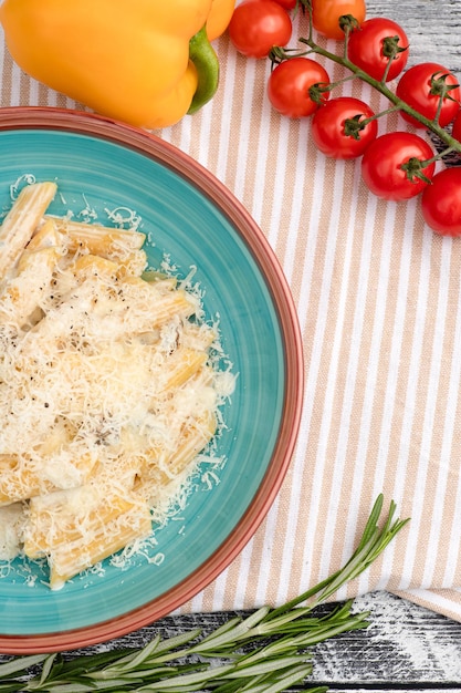 Pasta con pasta de queso en una vista superior de fondo de madera blanca