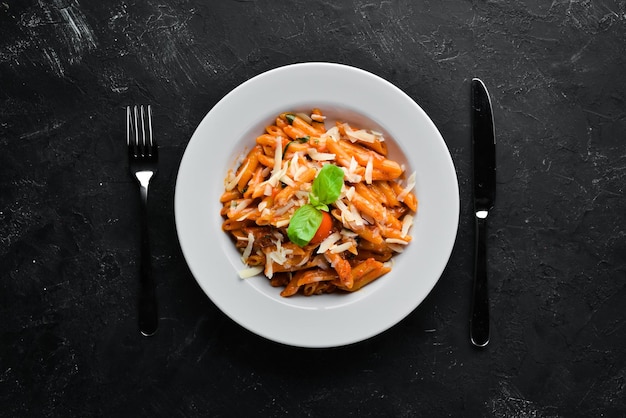 Pasta Pene mit Speck und Kirschtomaten Italienisches Gericht Freier Platz für Ihren Text Ansicht von oben